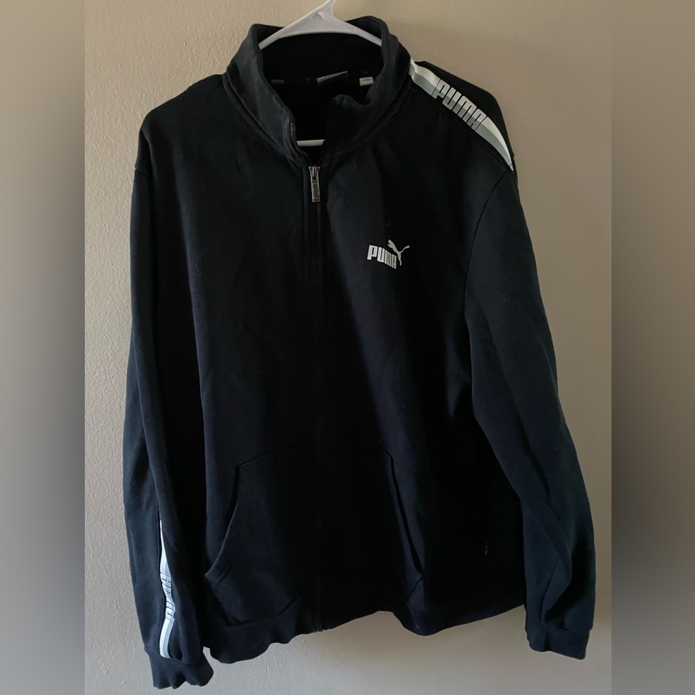 Size:Xl has two pockets black with grey and white lettering
